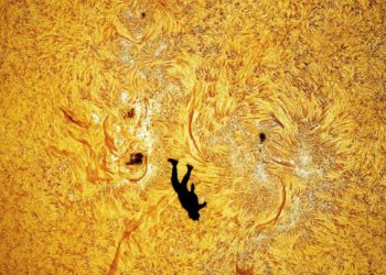 Свободно падающего человека на фоне Солнца заснял астрофотограф