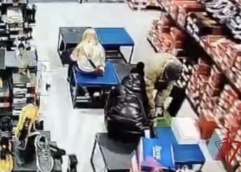 Новосибирец обворовывал магазины одежды с помощью сумки-антидетектора