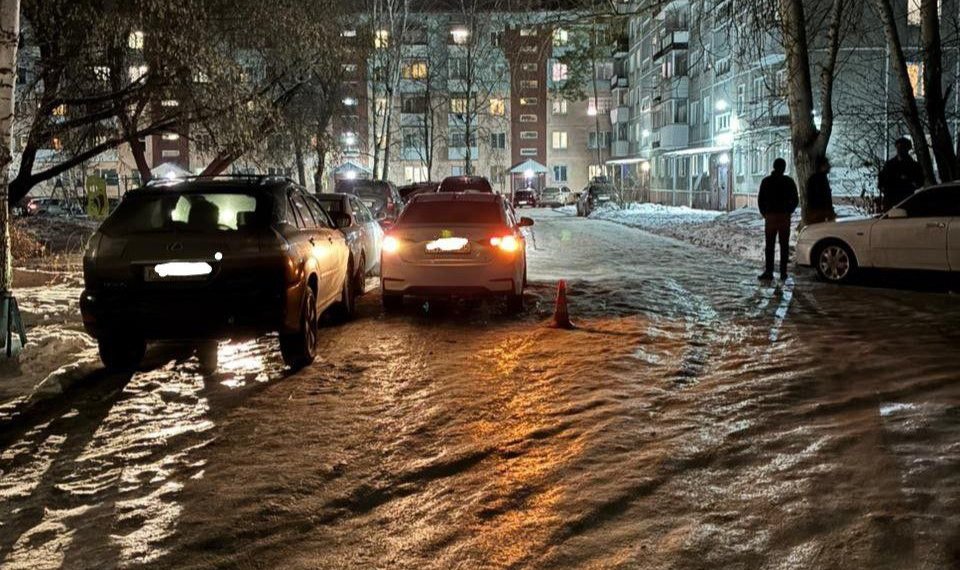 Школьник попал под машину во дворе дома в Новосибирске