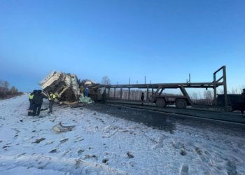 Две фуры и автовоз столкнулись в Татарском районе — есть погибший