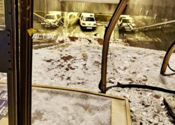 Автомобиль на полной скорости влетел во вход в метро «Золотая Нива»