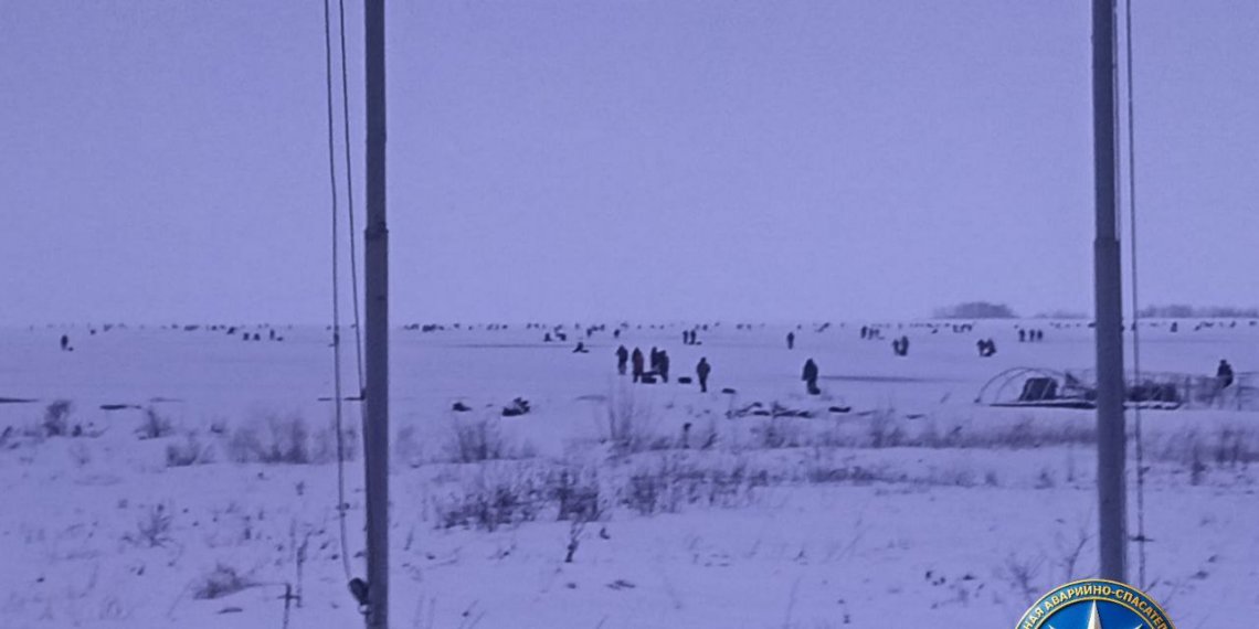 Рыбалка дороже жизни: рыбаки вышли на тонкий лед Новосибирского водохранилища