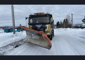 Более 1100 единиц техники обеспечивают расчистку школьных маршрутов в Новосибирской области