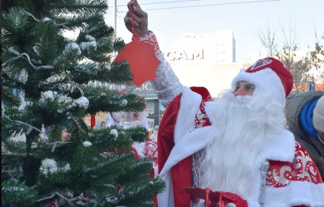 Поезд Деда Мороза проехал Новосибирск транзитом: почему его остановка была технической