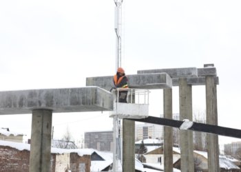 Пешеходный мост длиной 123 метра возводят через Транссиб в Новосибирске