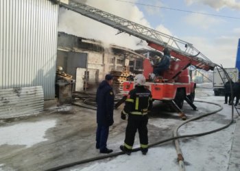 Прокуратура начала проверку после пожара в промзоне Бердска