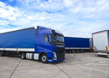 Водители легковушек начали получать штрафы до 600 тысяч рублей из-за владельцев фур