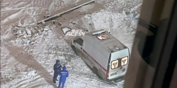 Три часа вместо вызова: как новосибирцы откапывали застрявшую машину скорой помощи