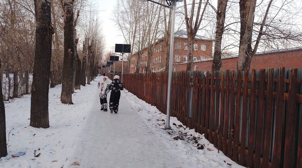 Школьная аллея в Ленинском районе получила автономное освещение