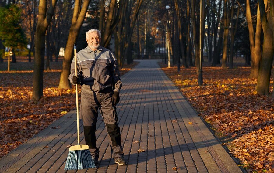 Россиян призвали не пугать детей работой дворника