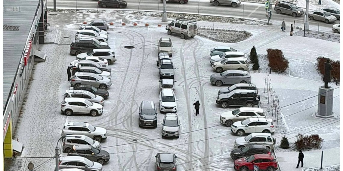 Новый сквер превратился в незаконную парковку в Новосибирске