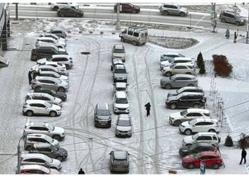 Новый сквер превратился в незаконную парковку в Новосибирске