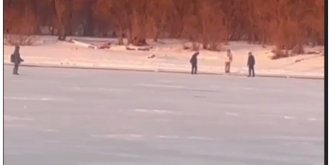 Спасатели прогнали со льда рыбака и трёх подростков в Новосибирске