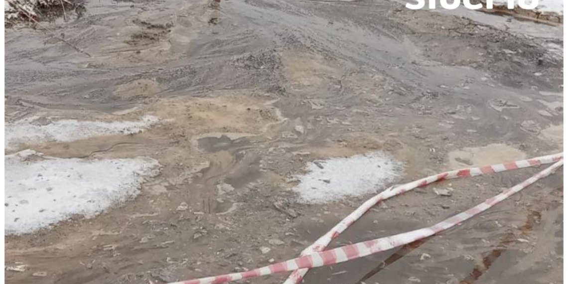 Три дня потопа: в одном из районов Новосибирска прорвало водопровод