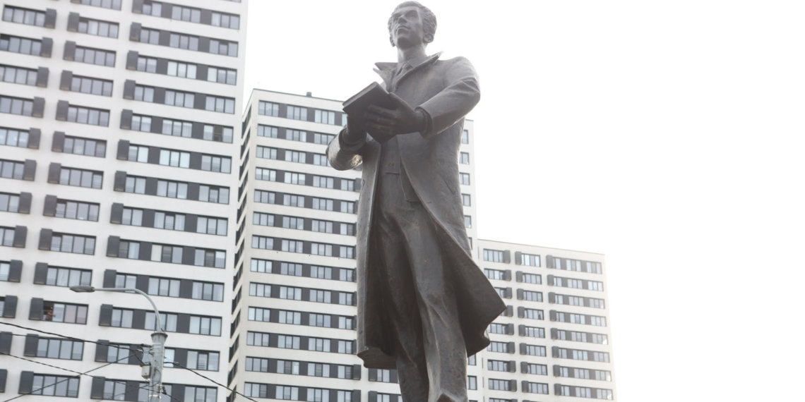 Памятник учёному и создателю НГТУ Григорию Лыщинскому открыли в Новосибирске