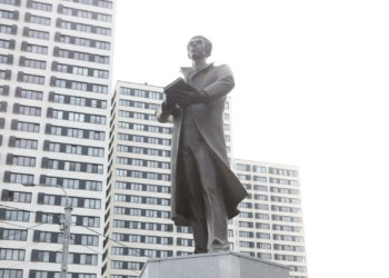 Памятник учёному и создателю НГТУ Григорию Лыщинскому открыли в Новосибирске