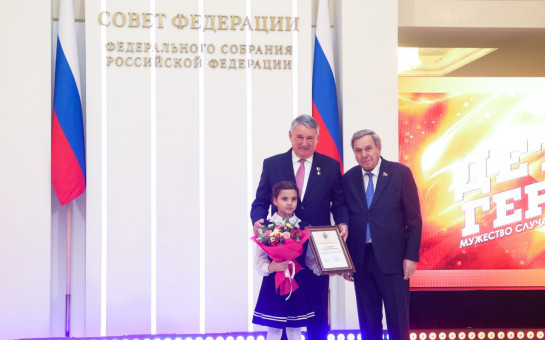 Медаль за спасение братьев из пожара получила школьница из Новосибирской области