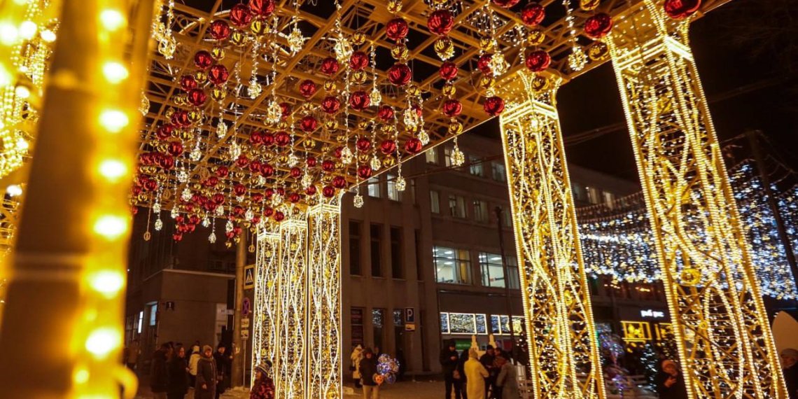 Новогоднюю иллюминацию начали устанавливать на главной улице Новосибирска