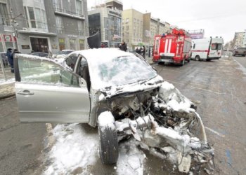 Разбитые автомобили появились на площади Ленина ко Дню памяти жертв ДТП