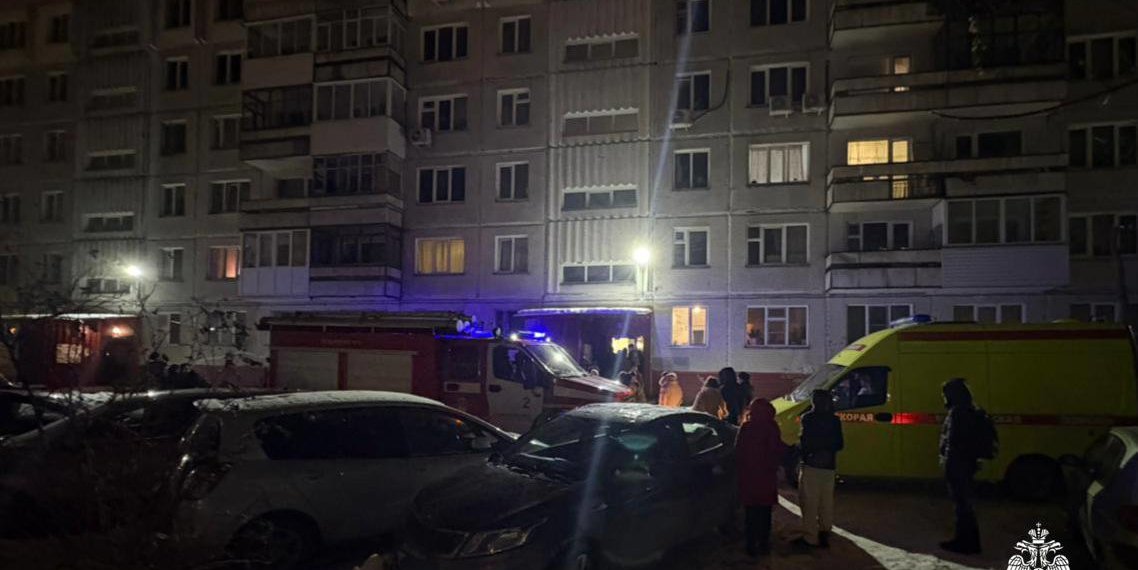 Пожарные спасли трёх человек из задымлённого подъезда в Новосибирске