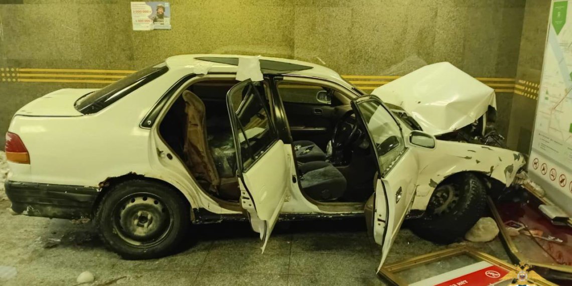 Установлен водитель влетевший в двери станции метро «Золотая нива»