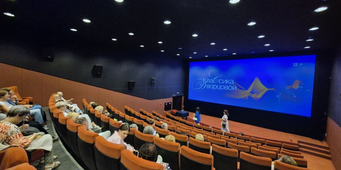 Сибиряки больше суток смотрели «Классику на Дворцовой» на большом экране