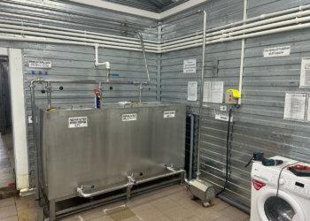 Ржавое оборудование и грязь: в Новосибирске на 2 месяца остановили работу «Милкграда»