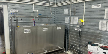 Ржавое оборудование и грязь: в Новосибирске на 2 месяца остановили работу «Милкграда»