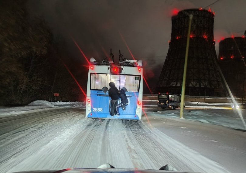 Новосибирцы предотвратили трагедию, заметив детей-зацеперов на троллейбусе