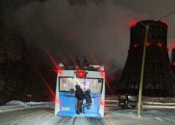Новосибирцы предотвратили трагедию, заметив детей-зацеперов на троллейбусе