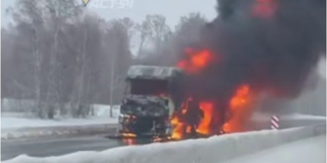На трассе под Новосибирском дотла сгорел грузовик с прицепом: видео