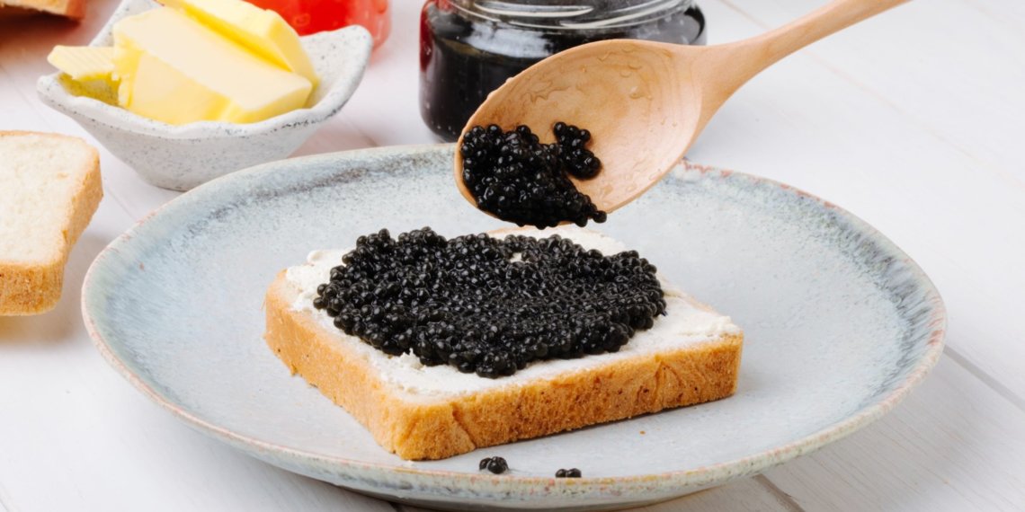 Сотни килограммов поддельной чёрной икры завезли в Россию