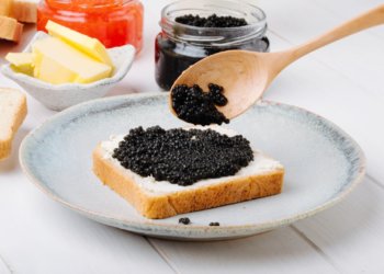 Сотни килограммов поддельной чёрной икры завезли в Россию