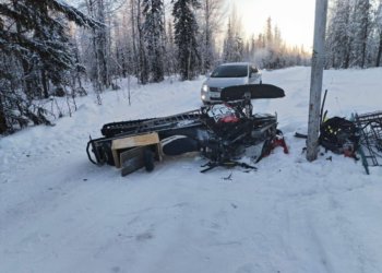 Пьяный сибиряк на снегоходе врезался в столб — погиб его 4-летний сын